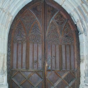 Hlavní vstupní dřevěné dveře, po r. 1450