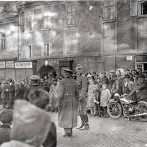 Obyvatelstvo na náměstí vyčkávající závěr jednání mezi hejtmanem Reihardem a pplk. Kutmanem (5. květen 1945 odpoledne)