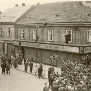 Před četnickou stanicí ve Slaném, Třebízského ulice (5. květen 1945 dopoledne)