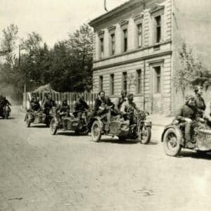 Průjezd motorizované jednotky Rudé armády protitankovou zábranou v Třebízského ulici (9. květen 1945)