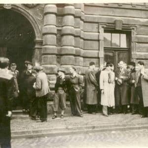 Obyvatelstvo na náměstí vyčkávající závěr jednání mezi hejtmanem Reinhardem a pplk. Kutmanem (5. květen 1945 odpoledne)