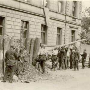 Němečtí zajatci při odstraňování protitankové zábrany v Třebízského ulici (květen 1945)