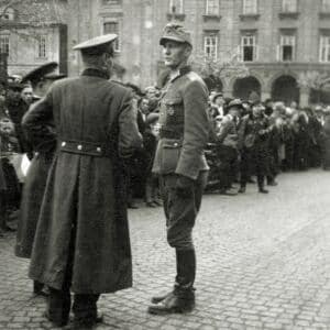 Hejtman Reinhard – velitel posádky Wehrmachtu v rozhovoru s podplukovníkem pěchoty Štěpánem Kutmanem před radnicí (5. květen 1945 odpoledne)
