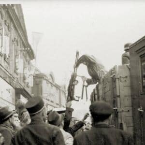 Vydávání zbraní na náměstí před radnicí ve Slaném (5. květen 1945)