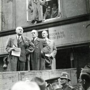 Učitel Václav Vojtěch seznamuje občany města s prohlášením ONV, Třebízského ulice (5. květen 1945, přibližně 10.30)