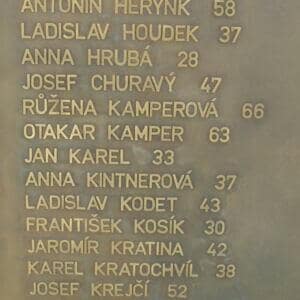 Pamětní deska v Kobyliské střelnici
