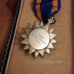 Air Medal – Letecká hvězda, udělená za statečnost T/Sgt. Harrymu P. Blakeovi