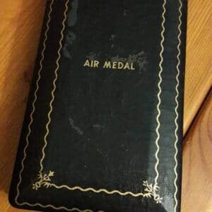 Air Medal – Letecká hvězda, udělená za statečnost T/Sgt. Harrymu P. Blakeovi